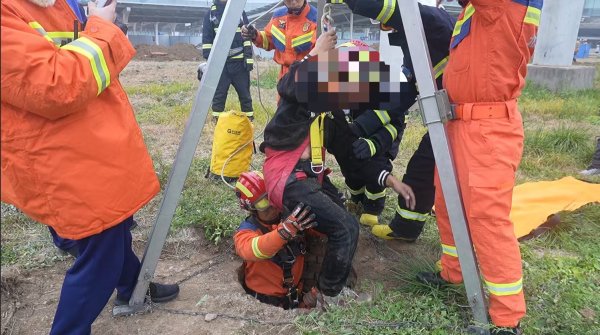 杨方策略 男子不慎坠入废弃井受伤被困, 消防员紧急下井救援